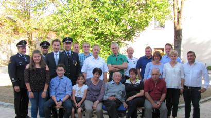 Bild: sei
Friedl Janner, (vorne, Dritter von rechts) feierte seinen 90. Geburtstag. Leider machen die Beine nicht mehr so mit, bedauert er, aber geistig ist er topfit und freute sich über die große Gratulatenschar.