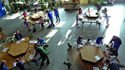 Bild: exb
An den großen Werktischen im BBZ bauten die Kinder ihr neues
Spielzeug für die restlichen Ferientage.