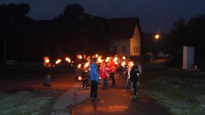 Bild: exb
Mit Fackeln ausgestattet machen sich die Kinder auf den Weg zur Furthmühle.
