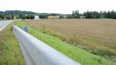 Bild: Gabi Schönberger
Auf diesem Grundstück in Luhe plant eine Investorengruppe 54 Wohnhäuser für Senioren, die noch agil und mobil sind. Nach Ansicht der Regierung der Oberpfalz sind die Pläne aber etwas überdimensioniert.