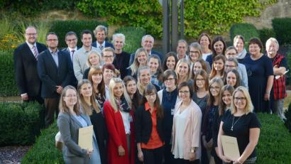 Bild: Gabi Schönberger
Der Lehrerberuf ist längst eine Frauendomäne. Die jungen Lehramtsanwärter nach der Ablegung ihres Diensteids durch Landrat Andreas Meier (links) im Barockgarten.