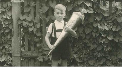 Bild: exb
Stolz präsentiert Georg Hecht seine Schultüte. Die Schule hat ihn nicht mehr losgelassen. Heute leitet´ er das Stiftland-Gymnasium.