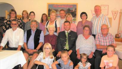 Bild: tu
Barbara Hartung (sitzend, Dritte von links) freut sich an ihrem 90. Geburtstag auch über die Glückwünsche von Bürgermeister Rainer Rewitzer (sitzend, Vierter von links).