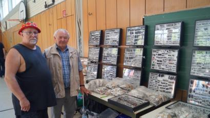 Bild: du
Börsensekretär Manfred Ströhle und Vorsitzender Peter Huber (von links) vom Entomologischen Arbeitskreis Ostbayern freuen sich bei der größten Insektenschau Süddeutschlands über 50 Aussteller aus 8 Nationen.