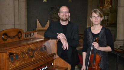 Bild: hcz
Ulrike Straub (Violine) und Ludwig Reichl (Harmonium) erhalten viel Beifall für die Gestaltung der Mittagsandacht.