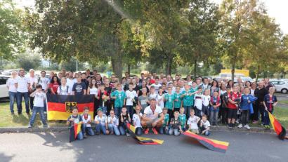 Bild: Stadt Tirschenreuth
Weltmeisterliche Stimmung herrschten bei Huberth Rosner (Mitte, knieend), Marco Schwägerl (Zweiter von links), Thorsten Ziegler (hinten rechts) sowie den über 100 Fans schon vor dem Spiel.