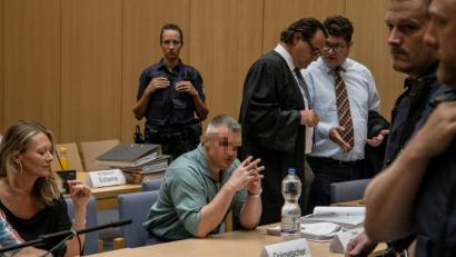 Bild: Lukas Meister
6 Monate Prozess, 24 Verhandlungstage - und plötzlich präsentiert der Hauptangeklagte ein neues Alibi. Viktor C. will am Tag des Rio-Raubs Tschechien nicht verlassen haben.
