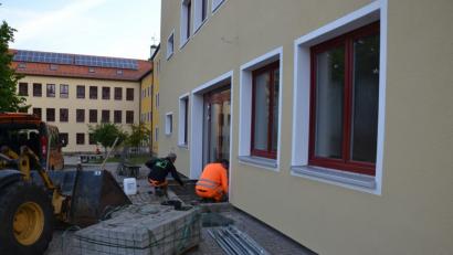 Bild: ck
Bauhofmitarbeiter erneuern das Pflaster zum Eingang der Grundschule.