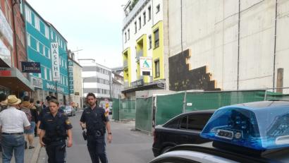 Bild: Ralph Gammanick [rg] (ralph.gammanick@oberpfalzmedien.de)
Nach kurzer Zeit ziehen die Polizisten wieder ab.