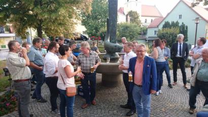 Bild: Lowak
Politik mal ganz anders - lockere Gespräche am Stadtbrunnen mit Tobias Reiß, Tanja Renner, Toni Dutz und Matthias Grundler.