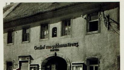 Bild: Hans Grieger/Repro
Im Gasthof Zum goldenen Kreuz von Michl Weiß läuft vor 66 Jahren der erste Kinofilm in Schnaittenbach. Vor 50 Jahren gehen hier die Lichter schon wieder aus. Links und rechts vom Eingang an der B 14 befinden sich damals die Schaukästen mit den Kinoplakaten