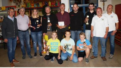Bild: weu
Die Sieger der Fahrradtour erhielten Pokale, Biergutscheine gab es für die Vereine mit den meisten Teilnehmern. Auch die Kinder zeigten stolz ihre Pokale. Neben den zwei Vorsitzenden Gerhard und Karl Ruhland (von rechts) gratulierten zweiter Bürgermeister Richard Brunner und dritter Bürgermeister Michael Albang (von links).