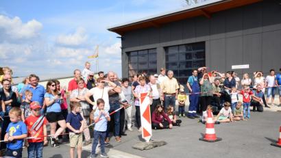 Bild: bey
Mit großem Interesse beobachten die Besucher beim "Tag der offenen Tür" die Rettung zweier verunfallter Personen aus einem Auto.