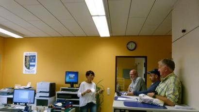 Bild: rn
"Es ist wichtig, dass die Zulassungsstelle in Eschenbach bleibt", erklärte einer dieser drei "Kunden".