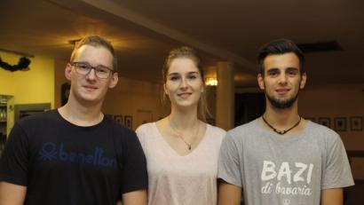 Bild: Hirsch
Nico Zweck (rechts) ist neuer Fronberger Kirwabursch. Seine Tanzpartnerin ist Kristina Jobst (Mitte). Links zweiter Kirwabursch Jakob Jobst.