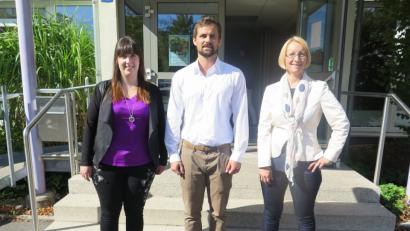 Bild: jzk
Rektorin Christine Wiesend (rechts) begrüßt die beiden Lehramtsanwärter Marie Bocka und Lukas Hösl.