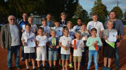 Bild: jr
16 Jugendliche nahmen an den Vereins- und Stadtmeisterschaften im Tennis teil. Die Trainer und Jugendleiter sowie Turnierleiter Harald Kilian (Zweiter von links) und dritter Bürgermeister Ernst Bayer (links) gratulierten.