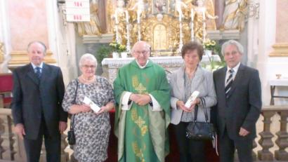 Bild: exb
Theresia und Emmeram Ernstberger (links) sowie Margareth und Heinrich Fuhrmann (rechts) mit Pfarradministrator Pater Friedhelm Czinczoll.
