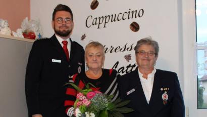 Bild: njn
Zum 70. Geburtstag von Anita Savidis (Mitte) gratulierten (von links) BRK-Bereitschaftsleiter Sven Lehner und Monika Zimmerer