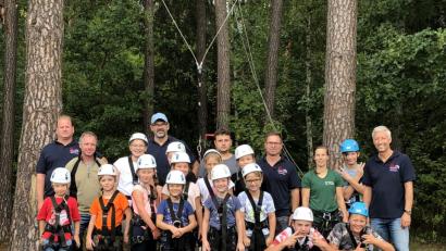 Bild: do
Ausgerüstet mit Helmen und Sicherheitsgurten machen die Kinder den Kletterpark im Stadtwald unsicher.