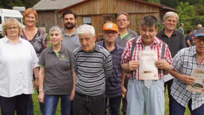 Bild: mmj
Petra Spachtholz (Zweite von links) und Manfred Reiff (Zweiter von rechts) ehrten in Anwesenheit von Kurt Loew (Vierter von links) Bewohner und Mitarbeiter. Liane Engelbrecht (Dritte von links) und Josef Betz (Vierter von rechts) wurden aus dem Kreis der Mitarbeiter verabschiedet.