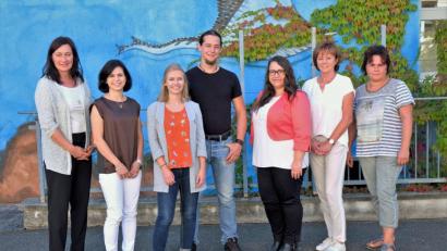 Bild: twi
Schulleiterin Silke Schmid, daneben die neuen Lehrkräfte an der Schule Carolin Folsom, Lisa Heller, Nikolaus Scjerdjow, Natalia Romme,, Renate Raab und Diana Wachtel (von links)
