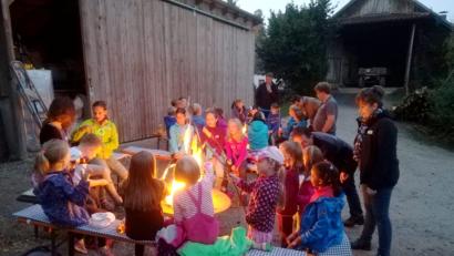 Bild: njn
Viel Freude hatten die jungen Teilnehmer bei der Nachtwanderung, vor allem beim Lagerfeuer mit Stockbrot und Würstchen. .