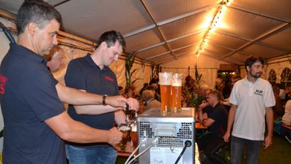 Bild: gi
Am Zapfhahn stehen Bernhard Rom und Michael Scheuerer von der Feuerwehr Tröbes.