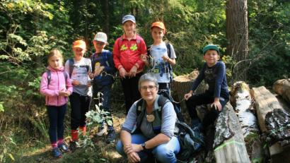 Bild: wro
Annette Schödel ist nicht nur Forstfrau, sie weiß auch, wie man Kindern den Lebensraum Wald spannend näher bringt.