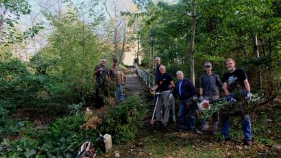 Bild: le
Das Arbeitsteam mit Einsatzleiter Sigi Schell, Hauptkassier Bernd Meier, Schriftführer Gerd Lindner, Ausschussmitglied Witiko Watzl, Werner Löw und Lorenz Kraus sowie Vorsitzendem Karl Kraus hat auf dem Nikolausberg ganze Arbeit geleistet.
