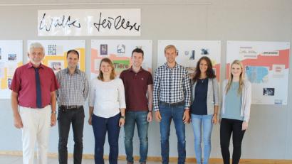 Bild: lhc
Verstärkung bekommt das Lehrerkollegium der Walter-Höllerer-Realschule. Am ersten Schultag begrüßt (von links) Direktor Wolfgang Pfeifer die Neuzugänge Markus Silbermann, Katrin Bayerl-Heß, Dominik Wittmann, Simon Kohl, Anna Meier und Julia Gritsch.