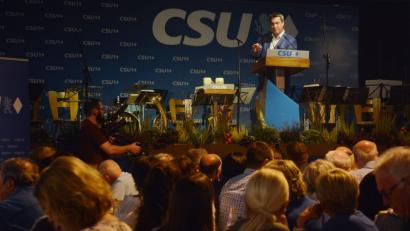 Bild: Gabi Schönberger
Im Weidener Festzelt kündigt Ministerpräsident Markus Söder weitere Behördenverlagerungen "für Weiden und die Region" an. Die Weidener CSU kritisiert jetzt skeptische Äußerungen von MdL Annette Karl dazu.