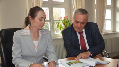 Bild: Kunz
Notarin Claudia Greipl und Oberbürgermeister Kurt Seggewiß begutachten die Broschüre von Immobilienmaklerin Kornelia Sparrer.