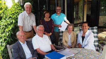 Bild: Bühner
Das Herbstprogramm des Freundeskreises der Evangelischen Akademie Tutzing stellen (sitzend von links) Helmuth Hülsmann, Ehrenfried Lachmann, Gertraud Hülsmann und Uta Doenitz sowie (stehend von links) Fritz-Dieter Doenitz, Karin Holl und als VHS-Vertreter Harald Krämer vor.