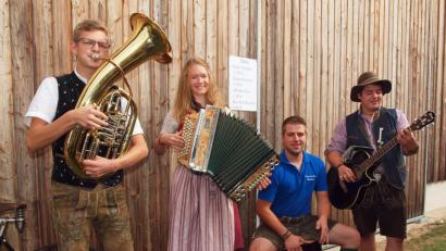 Bild: sön
Louis am Tenorhorn, Theresa mit ihrer Steirischen, Johannes am Cajon und Phillip an der Gitarre sorgen bei der Wiesenkirchweih am Sonntagnachmittag für Stimmung.