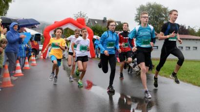 Bild: Tempel-Marathon
Sport macht Spaß - auch, wenn’s regnet: Beim Kinderlauf zum Tempel-Marathon in Etsdorf lässt sich von ein paar Tropfen keiner bremsen.