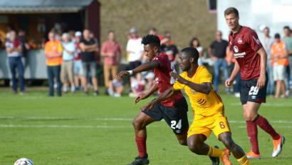 Bild: ref
Virgil Misidjan (links) soll dem 1. FC Nürnberg mehr offensive Durchschlagskraft verleihen. Beim Gastspiel in Seugast gegen Dukla Prag bot er den Fans erste Kostproben seines Könnens an.
