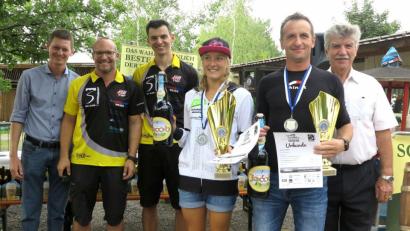 Bild: Hirsch
Ehrung der Oberpfalzmeister im Sprint-Triathlon: Das Bild zeigt von links den Schwandorfer Stadtverbandsvorsitzenden Thomas Fink, den Skiclub-Vorsitzenden Christian Betzlbacher, Organisator Stefan Hösl, Oberpfalzmeisterin Claudia Mai, Oberpfalzmeister Jochen Stöberl und den stellvertretenden Landrat Jakob Scharf.