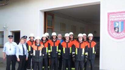 Bild: rrd
Mit den Feuerwehrleuten freuen sich (von links) Kreisbrandmeister Helmut Neidel, Vorsitzende Rita Hafner und Kreisbrandmeister Hans Sperber sowie (Mitte, im Hintergrund) Bürgermeister Hans Durst über die neu erworbenen Leistungsabzeichen.