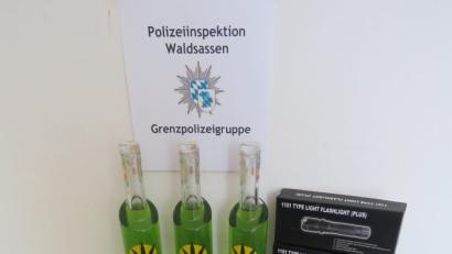 Bild: Grenzpolizei Waldsassen
Die sichergestellten verbotenen Gegenstände, die die Grenzpolizei am Samstag entdeckten.