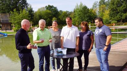 Bild: bkr
Kulmain Bürgermeister Günter Kopp aus (Zweiter von links) zieht die Gewinner der drei Freikarten für die Badesaison 2019. Geschäftsführer Robert Kratzenberg (links) stellt ihm, Antje Müller, Bademeister Kai Wolf, Gabi Bäumler und Thomas Kaufmann von der Gemeinde Immenreuth (Dritte bis Sechster von rechts) die Ergebnisse der Umfrage vor.