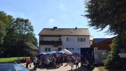 Bild: gma
Besucher des Herbstfestes im Hof des Vereinswirtes Karl Maschauer.