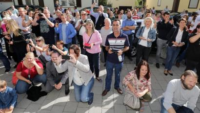 Bild: Wolfgang Steinbacher
Der erste Schultag ist nicht nur für die Kinder ein besonderer Tag. Auch Eltern, Großeltern und Verwandte wollen diesen Moment am liebsten für immer festhalten.