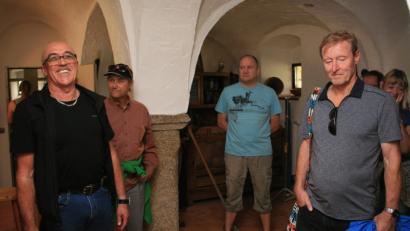 Bild: wro
Ein besonderer Blickfang ist das Gewölbe im Mühlenanwesen, das Besitzer Hubert Wild (links) am „Tag des offenen Denkmals“ seinen Gästen gerne zeigt.