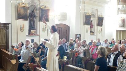 Bild: lep
Pater Benedikt Schuster gibt einen kurzweiligen Streifzug durch die bewegte Geschichte der bemerkenswerten Rokokokirche in Oberbibrach.