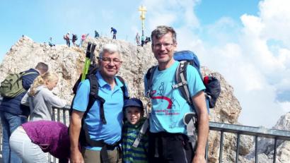 Bild: exb
Jung-Bergsteiger Simon Scheffmann mit seinen sieben Jahren ist hier eingerahmt von Opa Helmut Spies (links) und seinem Vater Josef Scheffmann.
