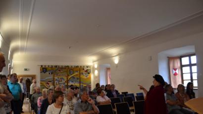 Bild: gi
Die beiden Schlossführer Helene Rolle und der erste Vorsitzende des Fördervereins Peter Garreiss führen beim Tag des offenen Denkmals 300 Gäste durch das Schloss. Große Bewunderung findet der Gang durch den neu restaurierten historischen Festsaal.