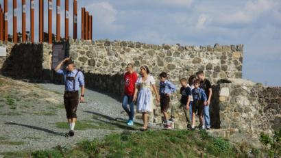 Bild: hl
Die restaurierte Ägidius-Kapelle (Hintergrund) und der Ausblick ins Umland entschädigen für den Aufstieg zur Burgruine.