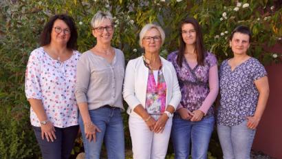 Bild: bkr
Claudia Schneider, Gabi Fraunholz (von links), Monika Heim und Christina Reißenweber (von rechts) verstärken das Kollegium der Grundschule Immenreuth, die Rektorin Gudrun Lehner (Mitte) leitet.