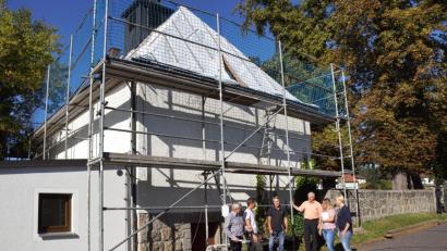 Bild: bkr
Hans und Manfred Hecht (von links) von der gleichnamigen Zimmerei aus Tirschenreuth, Rupert Kopp aus Weiden (Blitzschutzanlagen), Bürgermeister Günter Kopp sowie vom Bauamt der Gemeinde, Corinna Reinhart, und Geschäftsleiterin Kathrin König besprechen das weitere Vorgehen.